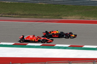 Daniel Ricciardo, Red Bull Racing RB14 y Sebastian Vettel, Ferrari SF71H batalla