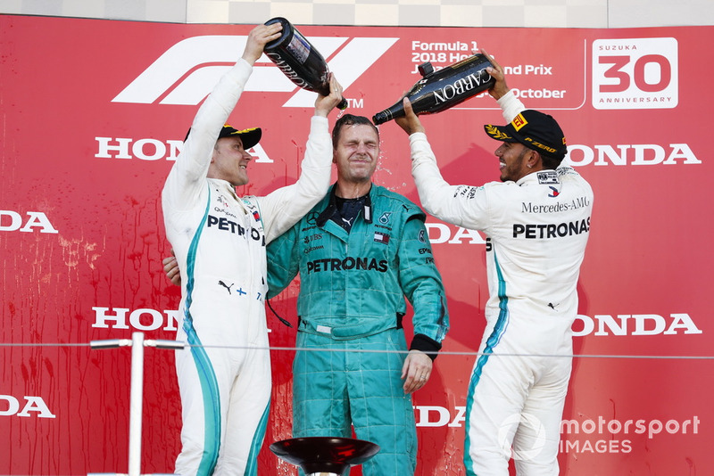 Lewis Hamilton, Mercedes AMG F1,y Valtteri Bottas, Mercedes AMG F1, celebran con su compañero de Mercedes