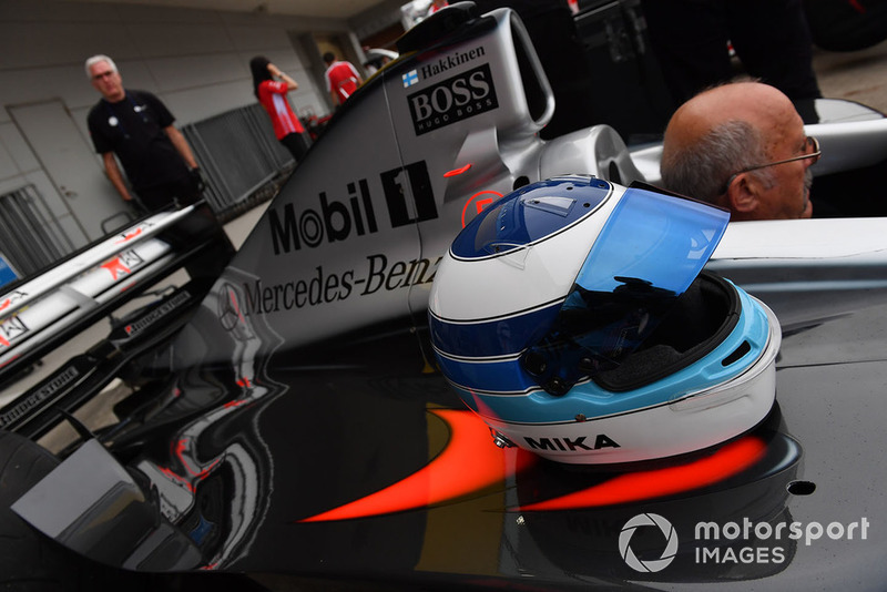 McLaren MP4-13 en helm van Mika Hakkinen tijdens een Legends-demo op Suzuka