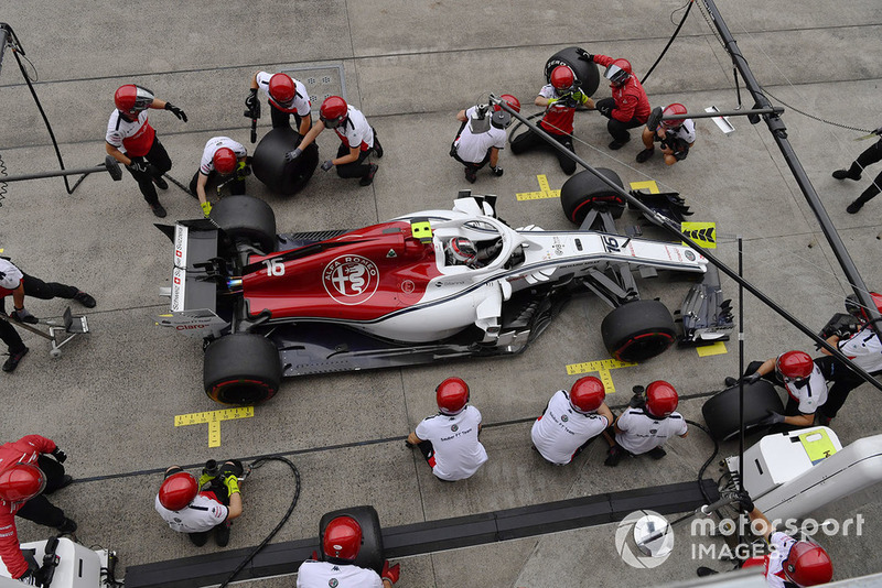 Charles Leclerc, Sauber C37, pit stop