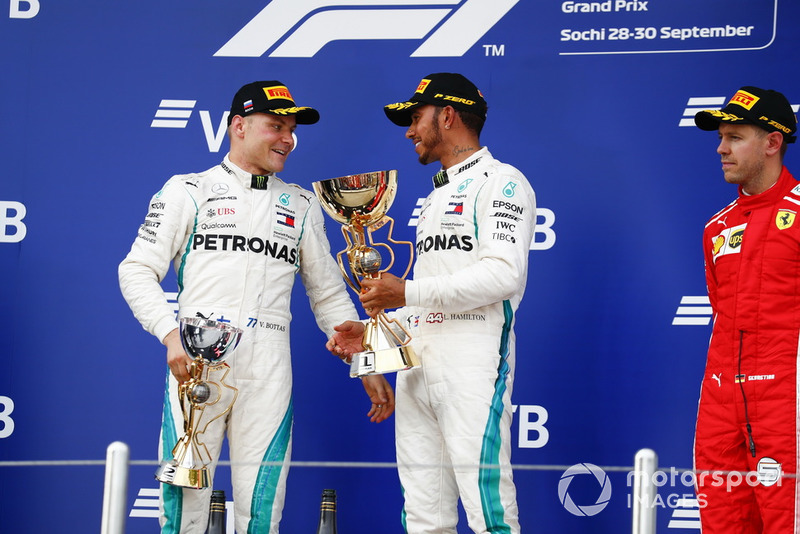 Il secondo classificato Valtteri Bottas, Mercedes AMG F1, il vincitore della gara Lewis Hamilton, Mercedes AMG F1, il terzo classificato Sebastian Vettel, Ferrari, sul podio