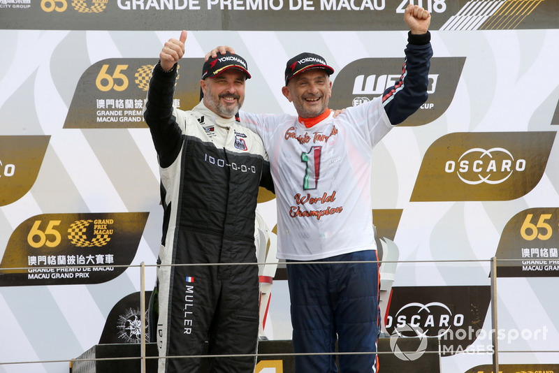Podio: il Campione Gabriele Tarquini, BRC Racing Team Hyundai i30 N TCR, il secondo classificato Yvan Muller, YMR Hyundai i30 N TCR