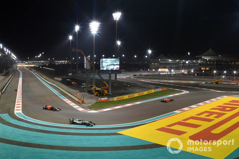 Valtteri Bottas, Mercedes-AMG F1 W09 va largo e lotta con Max Verstappen, Red Bull Racing RB14