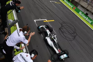 Le vainqueur Lewis Hamilton, Mercedes-AMG F1 W09 franchit la ligne d'arrivée