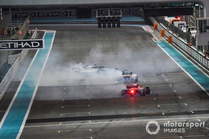 Lewis Hamilton, Mercedes-AMG F1 W09, Sebastian Vettel, Ferrari SF71H y Fernando Alonso, McLaren MCL33 haciendo donuts al final de la carrera.