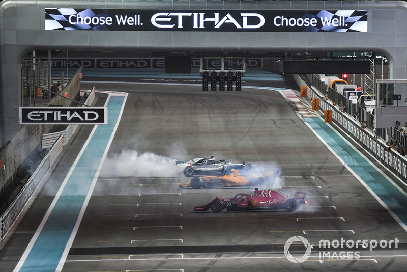 Lewis Hamilton, Mercedes-AMG F1 W09, Sebastian Vettel, Ferrari SF71H e Fernando Alonso, McLaren MCL33, festeggiano con dei donut alla fine della gara