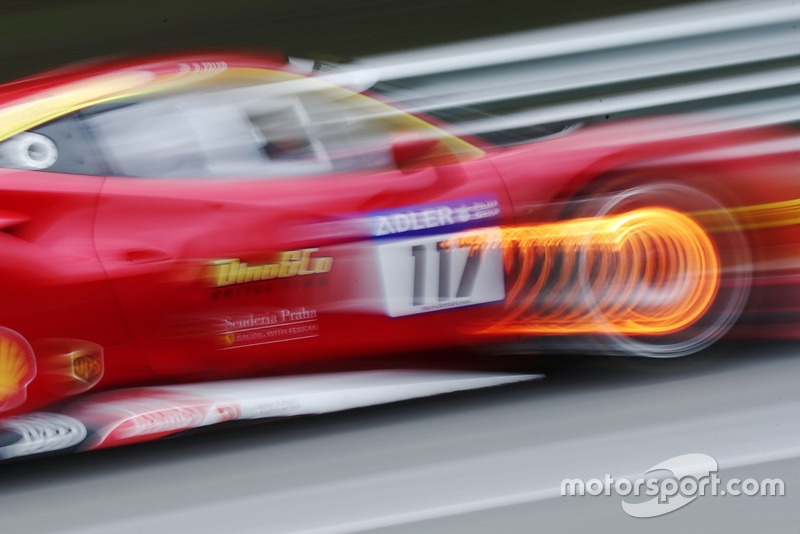 Ferrari 488 #117, Scuderia Praha: Dusan Palacr
