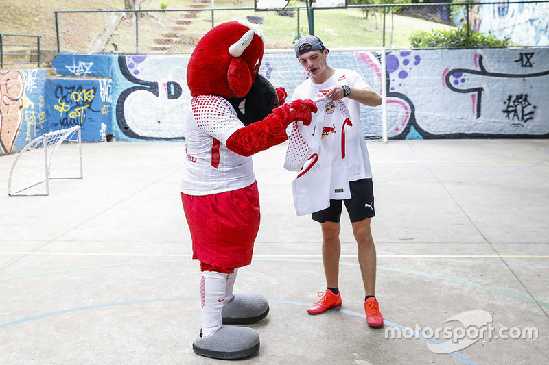 Max Verstappen y Daniel Ricciardo, Red Bull Racing juegan Futsal en Brasil