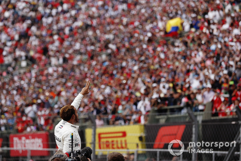 Lewis Hamilton, Mercedes AMG F1, fête son titre avec ses fans