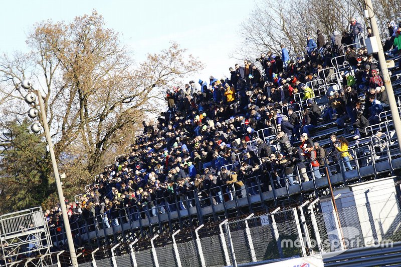 Tifosi in tribuna