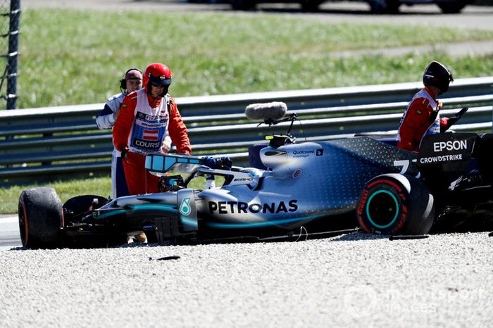 Los Marshals llegan al accidente de Valtteri Bottas, Mercedes AMG W10 