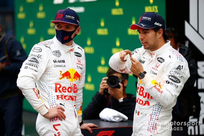Max Verstappen, Red Bull Racing, 2ª posición, y Sergio Pérez, Red Bull Racing, 3ª posición, conversan en el Parc Ferme