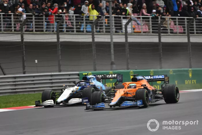 Daniel Ricciardo, McLaren MCL35M, Nicholas Latifi, Williams FW43B