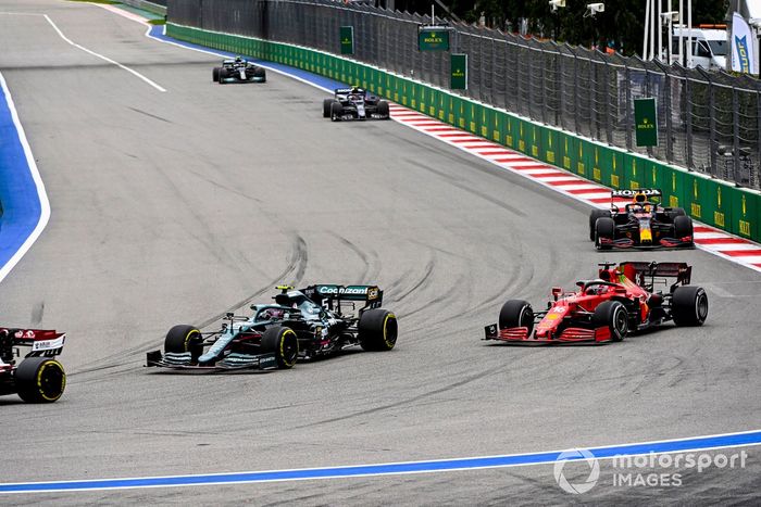 Sebastian Vettel, Aston Martin AMR21, Charles Leclerc, Ferrari SF21, y Max Verstappen, Red Bull Racing RB16B