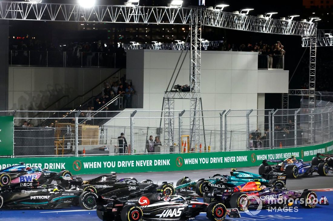 Fernando Alonso, Aston Martin AMR23, hace un trompo y colisiona con Valtteri Bottas, Alfa Romeo C43, mientras Sergio Pérez, Red Bull Racing RB19, Nico Hulkenberg, Haas VF-23, Lewis Hamilton, Mercedes F1 W14, intentan evitar el incidente.