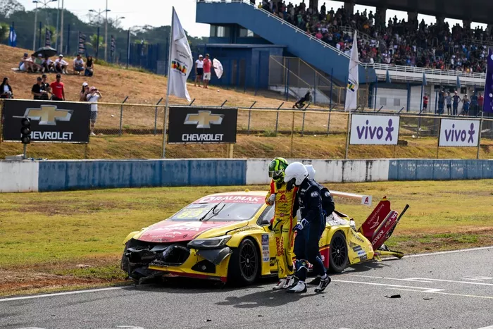Carro de Gabriel Casagrande destruído após acidente no final da corrida 2