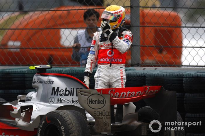2007: Lewis Hamilton se quedó enganchado en la puzolana en el Gran Premio de China, cuando estaba a punto de ganar su primer mundial. El título se lo acabó llevando Kimi Raikkonen una carrera después.