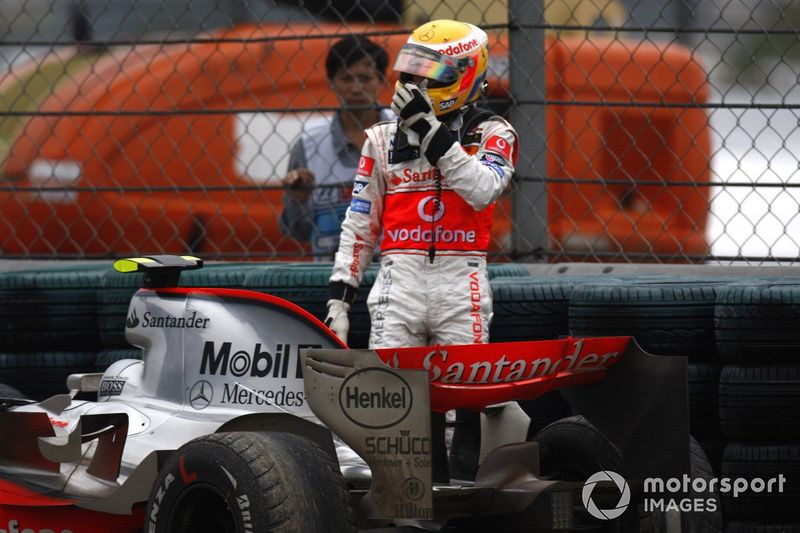 2007: Lewis Hamilton se quedó enganchado en la puzolana en el Gran Premio de China, cuando estaba a punto de ganar su primer mundial. El título se lo acabó llevando Kimi Raikkonen una carrera después.