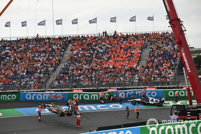 Los comisarios retiran los coches dañados de Oscar Piastri, McLaren MCL60, y Daniel Ricciardo, AlphaTauri AT04.