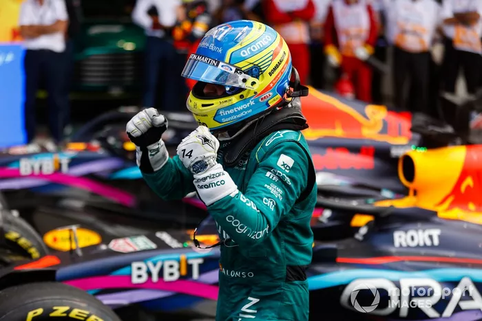Fernando Alonso, Aston Martin F1 Team, 3ª posición, celebra su llegada al Parc Ferme