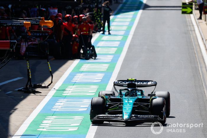Fernando Alonso, Aston Martin AMR23, en boxes