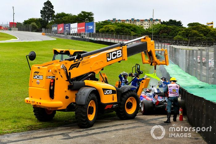 Los comisarios retiran el coche de Daniil Kvyat, Toro Rosso STR14, del circuito con una grúa
