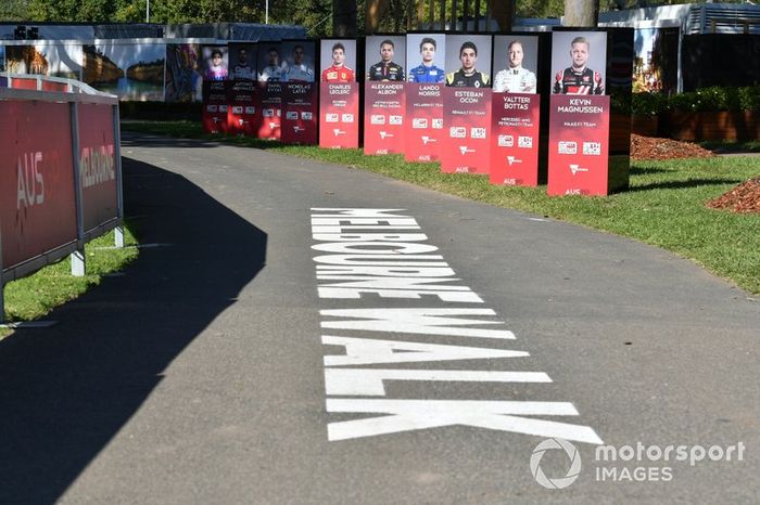 Paneles con los pilotos de Formula 1