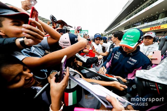 Sergio Pérez, Racing Point firma un autógrafo para un fan