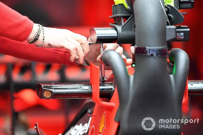 Un ingeniero en el monoplaza de Vettel