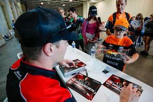 Josef Newgarden, Team Penske Chevrolet, Sesión de autógrafos 