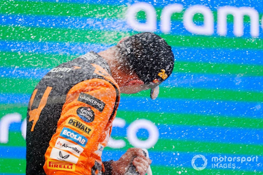 Lando Norris, McLaren F1 Team, 2. miejsce, rozpyla szampana na podium
