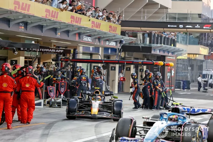 Sergio Pérez, Red Bull Racing RB19, sale de boxes tras una parada