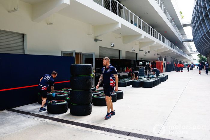Miembros del equipo Red Bull Racing clasifican neumáticos Pirelli en el Paddock