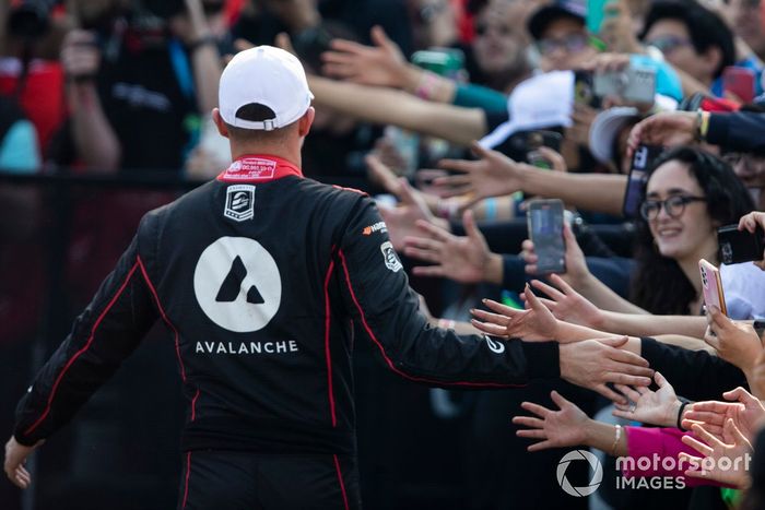 Jake Dennis, Andretti Autosport, 1ª posición, sube al podio