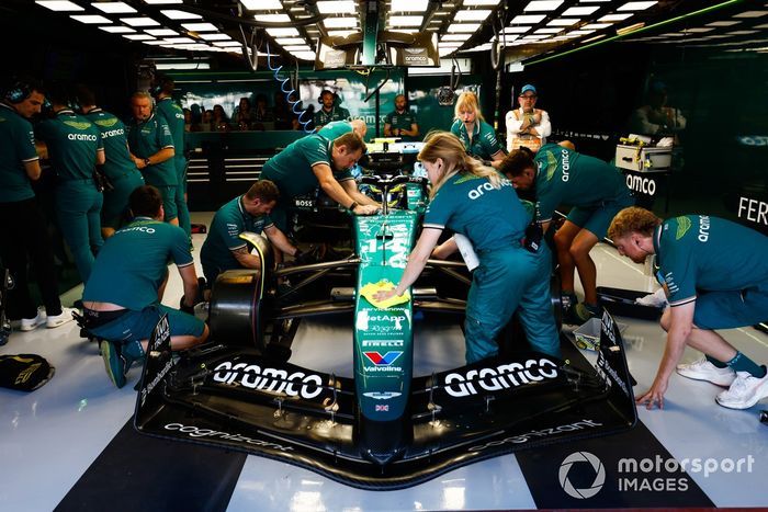 Mecánicos en el garaje con Fernando Alonso, Aston Martin AMR24