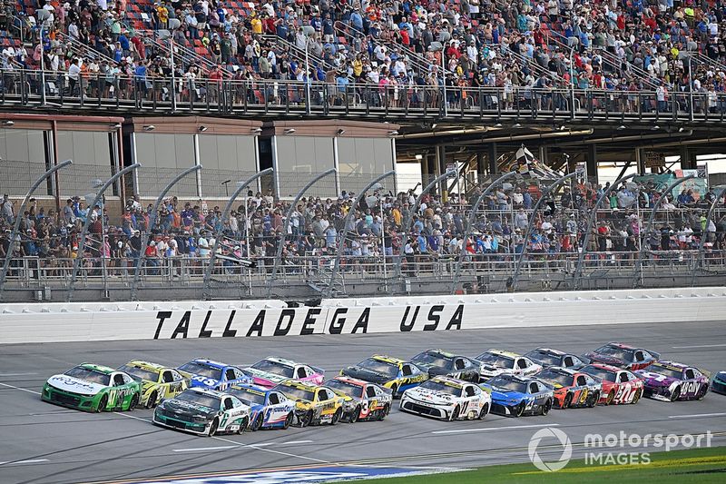 Ricky Stenhouse Jr, JTG Daugherty Racing, Kroger Health/Palmolive Chevrolet Camaro, Brad Keselowski, RFK Racing, BuildSubmarines.com Ford Mustang