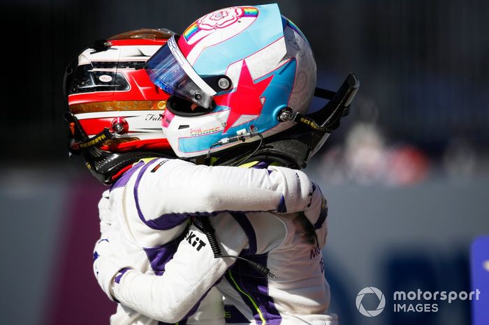 Tercer lugar Fabienne Wohlwend, y la segundo lugar Sarah Moore celebran en Parc Ferme