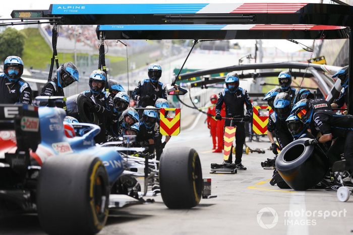 Fernando Alonso, Alpine A521, pit stop