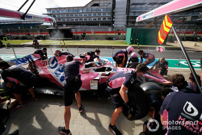 El equipo de Racing Point practica una pit stop con el monoplaza de Nico Hulkenberg Racing Point RP20 