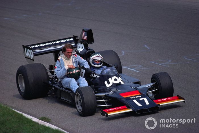 Jacques Laffite, Williams, le da a Jean-Pierre Jarier, Shadow DN7 Matra un aventón de vuelta a los pits