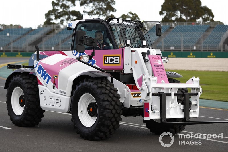 Un JCB con la decoración de Racing Point