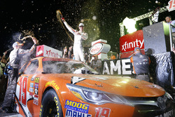 Campeón 2016 y ganador de la carrera, Daniel Suárez, Joe Gibbs Racing Toyota