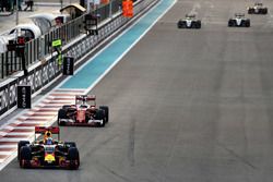 Daniel Ricciardo, Red Bull Racing RB12 y Sebastian Vettel, Ferrari SF16-H