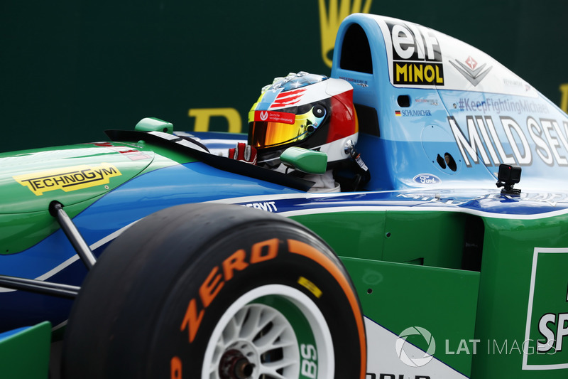 Мик Шумахер пилотирует Benetton Ford B194 своего отца перед Гран При Бельгии