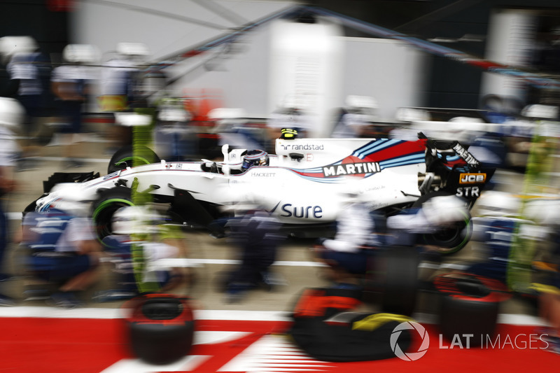 Lance Stroll, Williams FW40, pit stop action