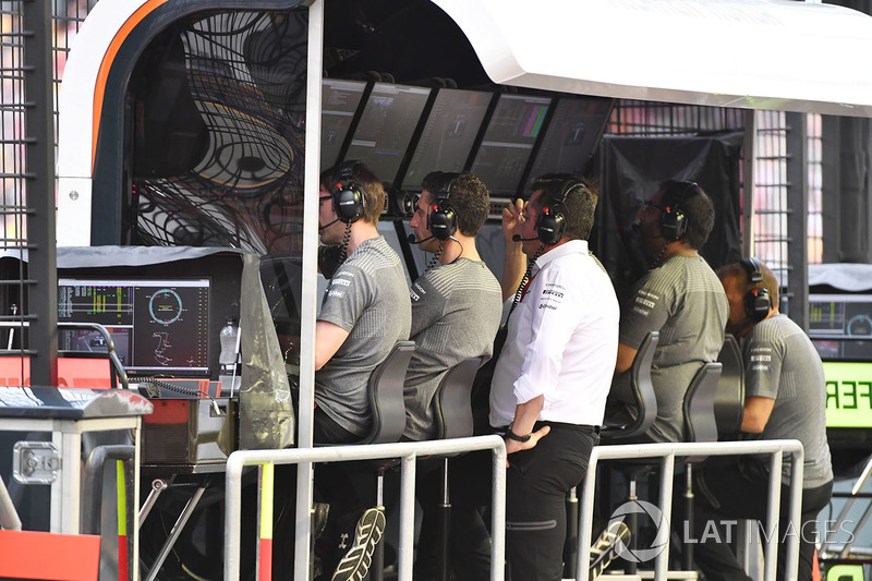 Eric Boullier, McLaren Racing Director en el pórtico