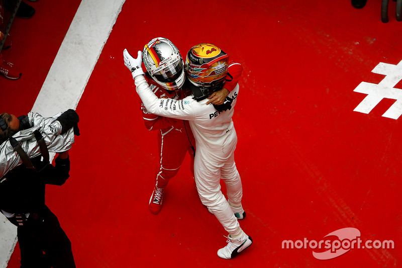 Lewis Hamilton, Mercedes AMG; Sebastian Vettel, Ferrari,im Parc Ferme