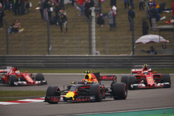 Max Verstappen, Red Bull Racing RB13, leads Kimi Raikkonen, Ferrari SF70H and Sebastian Vettel, Ferr