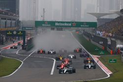 Lewis Hamilton, Mercedes AMG F1 W08, devant Sebastian Vettel, Ferrari SF70H, Valtteri Bottas, Mercedes AMG F1 W08, Kimi Raikkonen, Ferrari SF70H, au départ