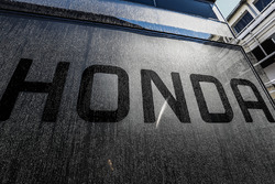 Honda logo op de McLaren transporters